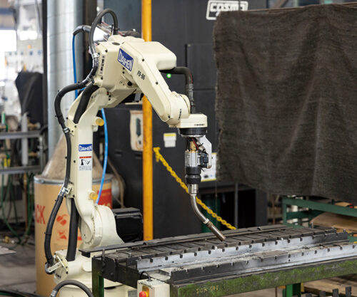 自動化の導入が進んでいるので、作業ロボットが稼働しています。